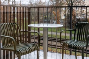 Outdoor dining - Camelia - Relax in Style – Central Stay with Parking (Bydgoszcz)