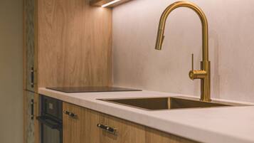 Frigorífico, microondas, horno y placa de cocina