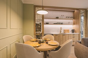 Dining - Camelia - Relax in Style – Central Stay with Parking (Bydgoszcz)