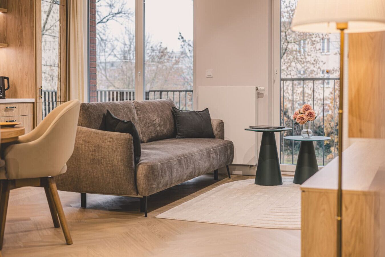 omfortable sofa and balcony vibe – relax with a view over Bydgoszcz.