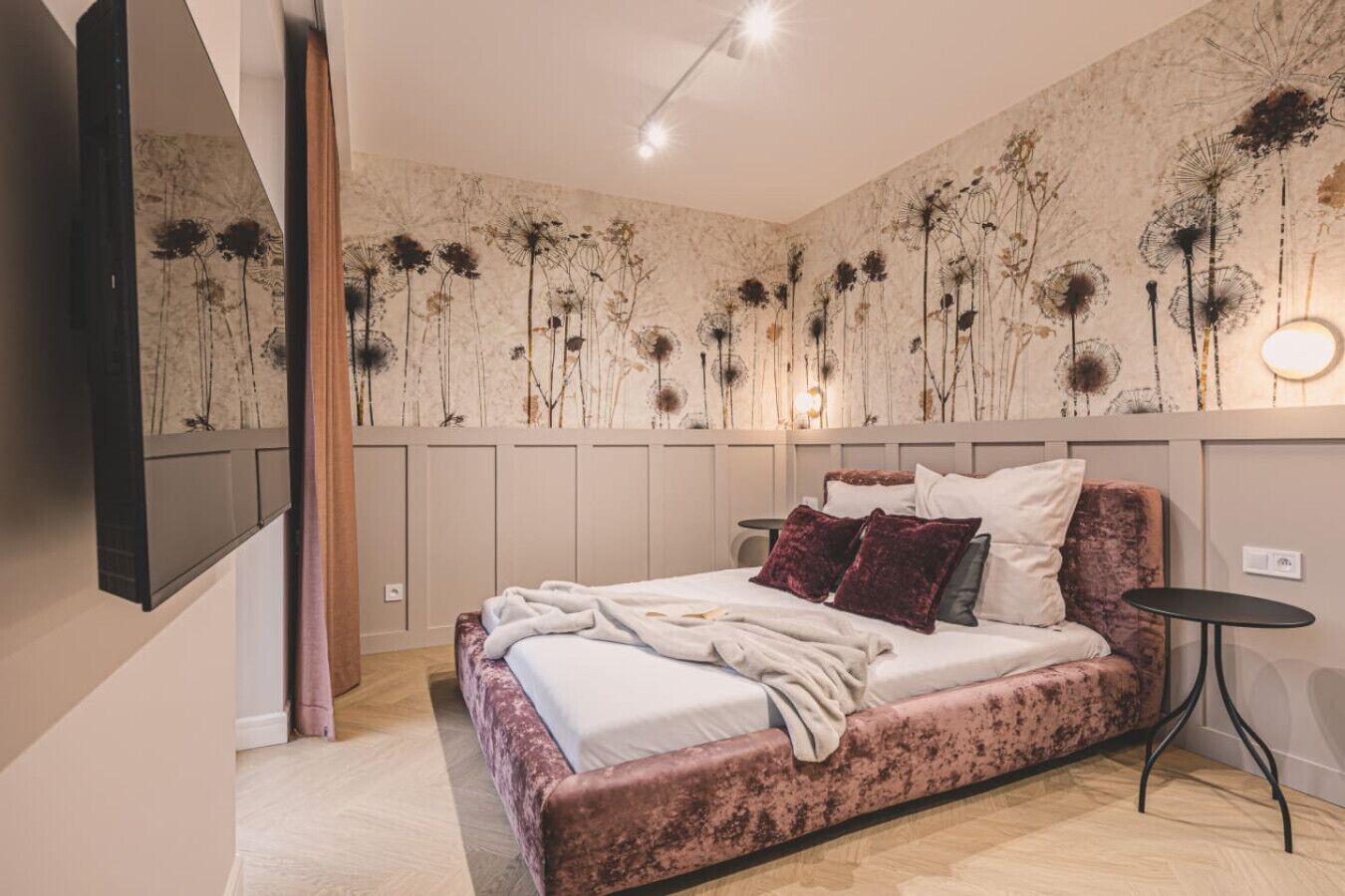 Iron/ironing board, travel cot, WiFi, bed sheets