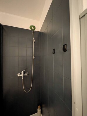 Shower, hair dryer, towels, soap - Modern, comfortable apartment with balcony | 3 minutes to the lake (Weißenstadt)