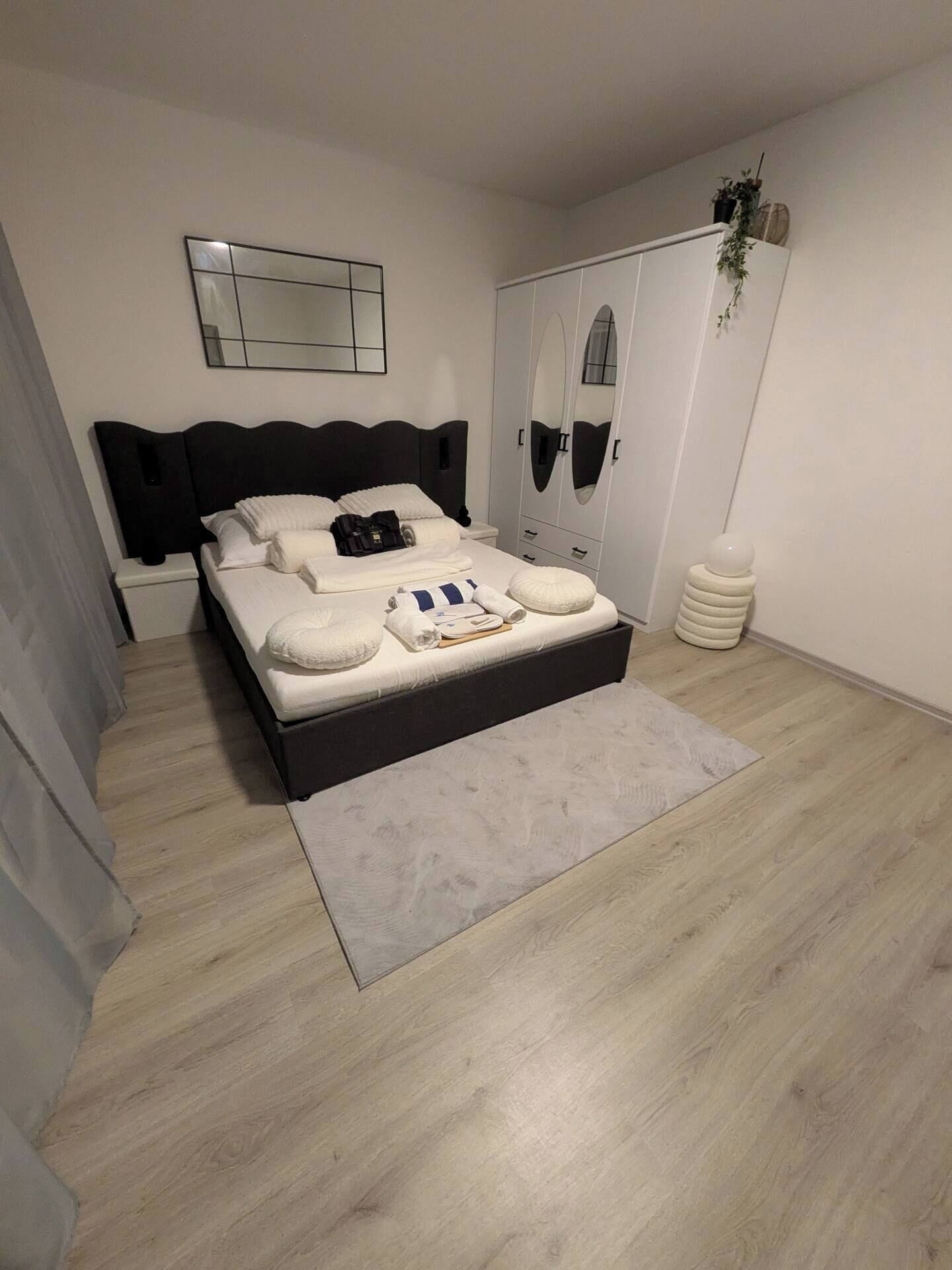 Schreibtisch, Reisekinderbett, Bettwäsche