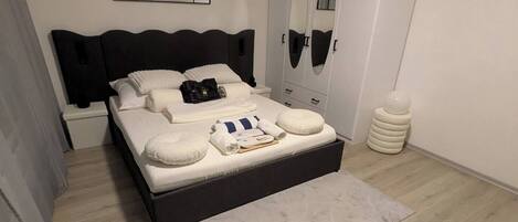 Schreibtisch, Reisekinderbett, Bettwäsche