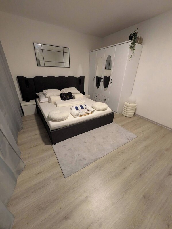 Desk, travel crib, bed sheets - Modern, comfortable apartment with balcony | 3 minutes to the lake (Weißenstadt)