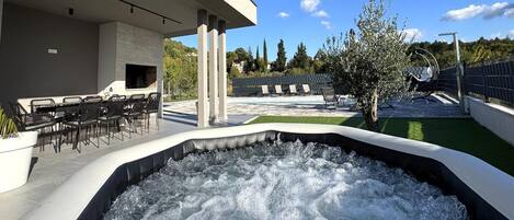 Villa | Outdoor dining