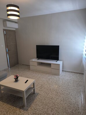 TV - Casacasini 1B-Family-friendly 2-bedroom home with sofa bed and terrace in Málaga (Málaga)