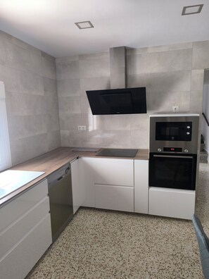 Microwave, oven, stovetop, dishwasher - Casacasini 1B-Family-friendly 2-bedroom home with sofa bed and terrace in Málaga (Málaga)