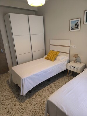 Iron/ironing board, internet, bed sheets - Casacasini 1B-Family-friendly 2-bedroom home with sofa bed and terrace in Málaga (Málaga)