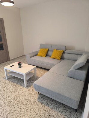 TV - Casacasini 1B-Family-friendly 2-bedroom home with sofa bed and terrace in Málaga (Málaga)