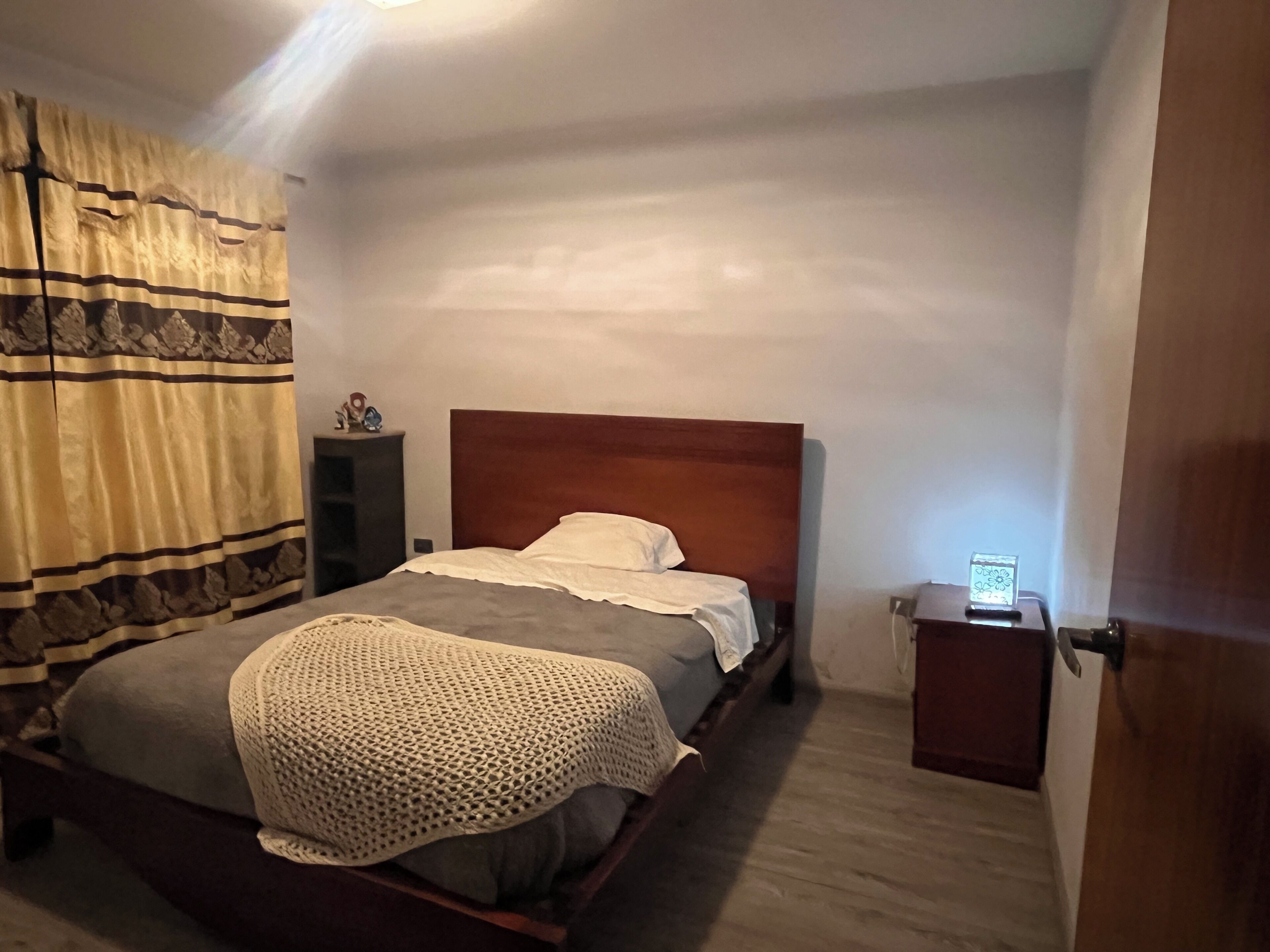 1 chambre, fer et planche à repasser, Wi-Fi gratuit, draps fournis