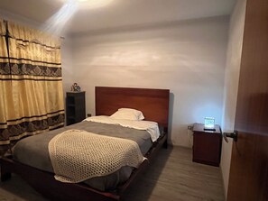 1 habitación, tabla de planchar con plancha, wifi gratis y ropa de cama 