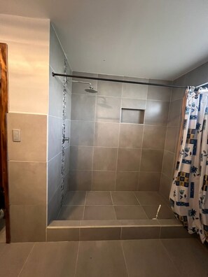 Séchoir à cheveux, serviettes fournies, savon, papier de toilette