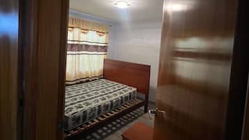 1 dormitorio, tabla de planchar con plancha, Internet y ropa de cama
