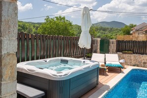 Villa | Outdoor spa tub - Cozy Villa for 8 With Pool and Jacuzzi (Proložac)