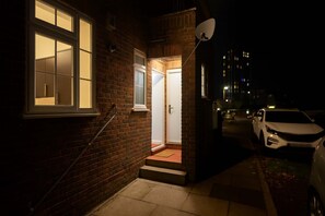 Exterior detail - Free Parking + Modern 1BR Near Central London (Greater London)