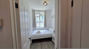Iron/ironing board, Internet, bed sheets - Free Parking + Modern 1BR Near Central London (Greater London)