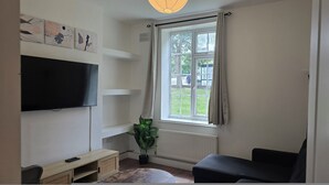 Living area - Free Parking + Modern 1BR Near Central London (Greater London)