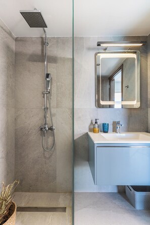 Dusche, Haartrockner, Handtücher, Toilettenpapier