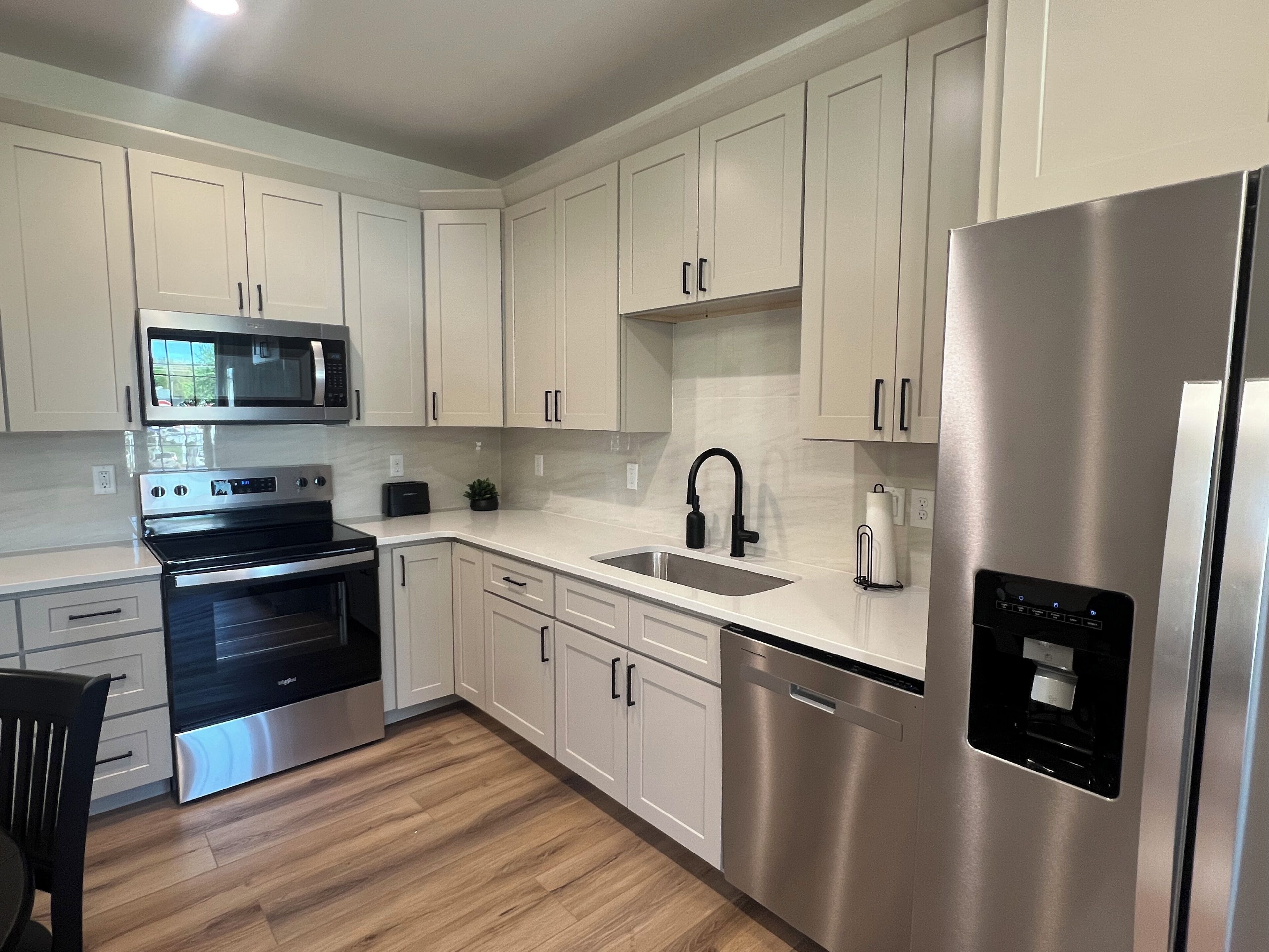 Mikrovågsugn, ugn, spishäll och diskmaskin