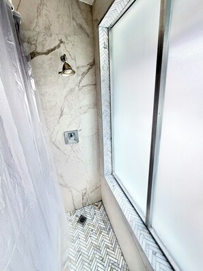 Douche, serviettes fournies, savon, shampoing