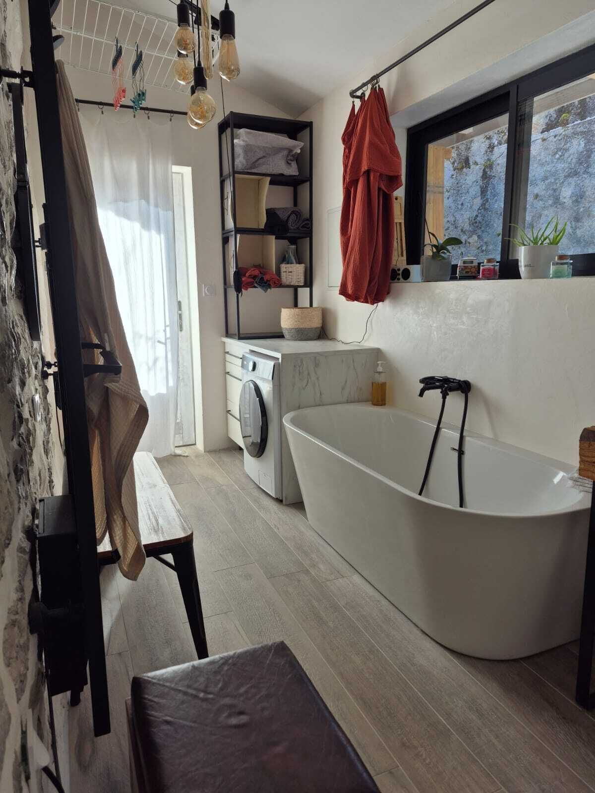 Sèche-cheveux, serviettes fournies, savon, papier toilette