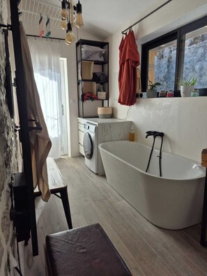 Sèche-cheveux, serviettes fournies, savon, papier toilette