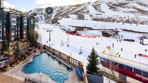 Ein Hotel mit Schwimmbereich, Skipisten und Bergblick.