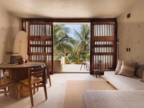 Beachfront Design Loft: Private Pool & Fast WI-FI