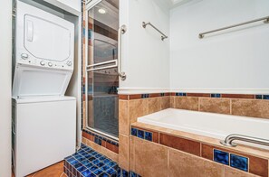 Baignoire à jets, serviettes fournies, papier toilette