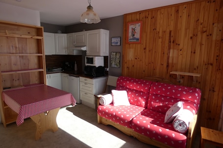 Living area. Refuge 66 is ideally located facing south, close to the ski slopes and hiking trails.