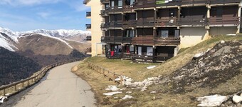 Refuge 66 is ideally located facing south, close to the ski slopes and hiking trails.