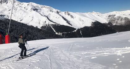 Refuge 66 is ideally located facing south, close to the ski slopes and hiking trails.