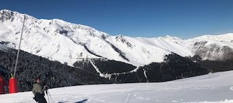 Refuge 66 is ideally located facing south, close to the ski slopes and hiking trails.