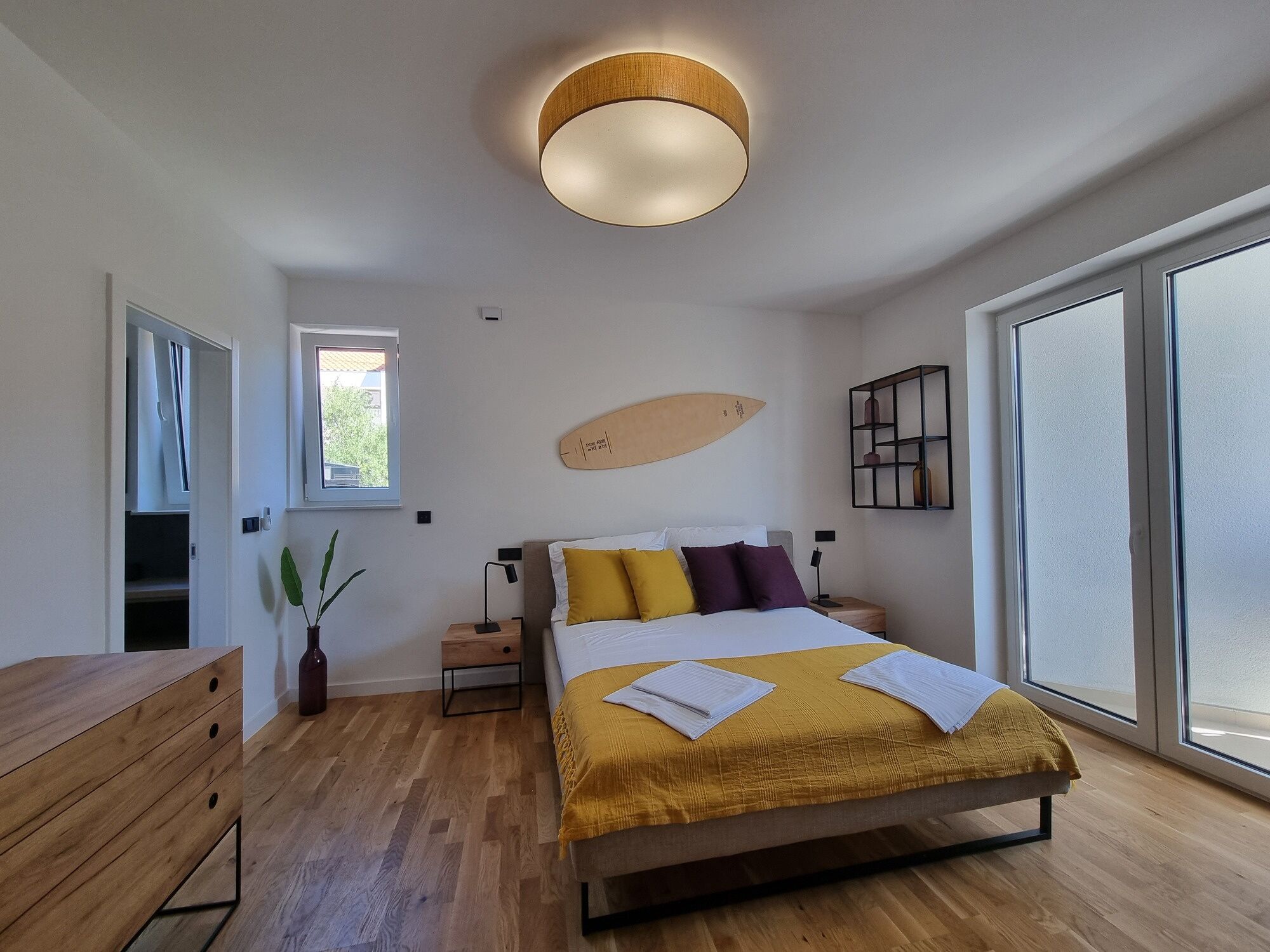 Luxe appartement, gedeeltelijk uitzicht op zee, aan het strand | Een kluis op de kamer, verduisterende gordijnen