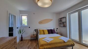 Luxury-Apartment, eingeschränkter Meerblick, am Strand | Zimmersafe, Verdunkelungsvorhänge, Bügeleisen/Bügelbrett