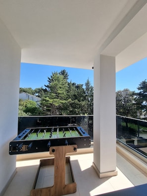 Luxury-Apartment, eingeschränkter Meerblick, am Strand | Spielezimmer