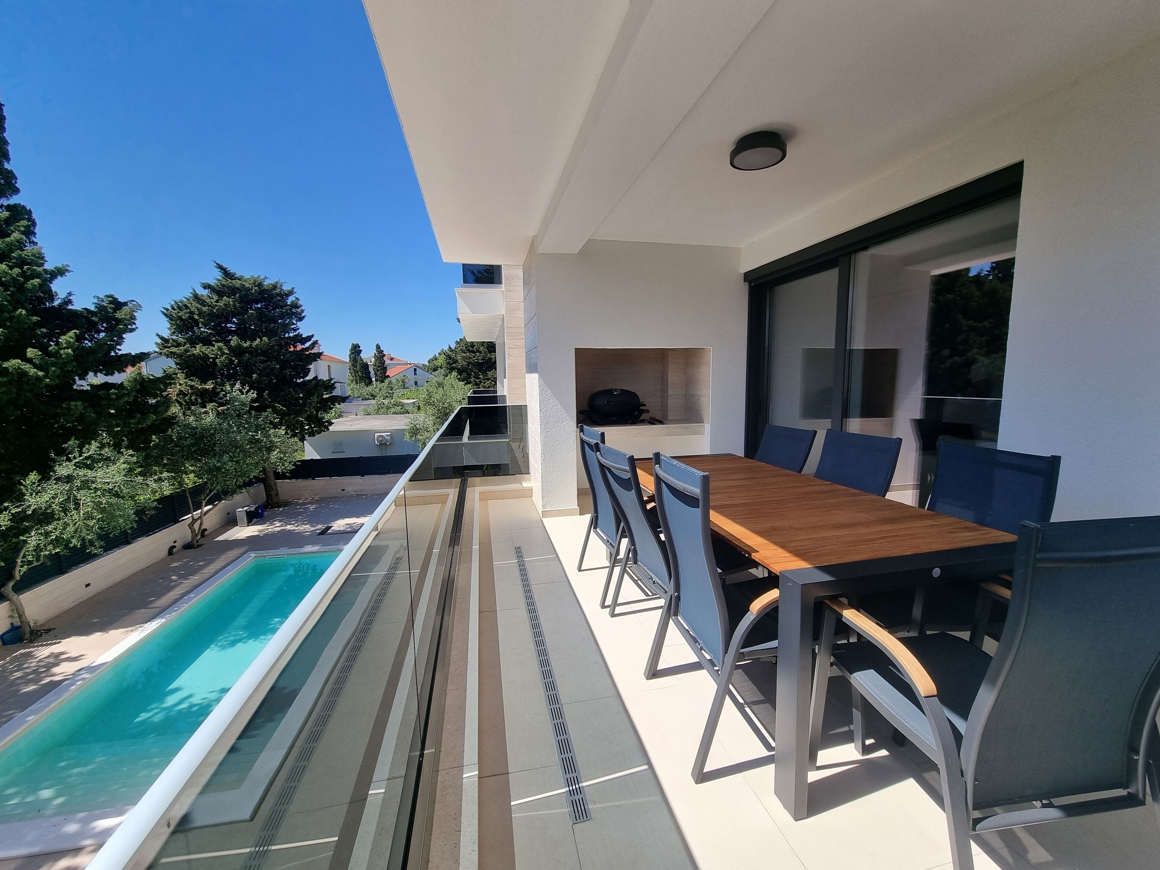 Departamento de lujo, vista parcial al mar, junto a la playa | Restaurante al aire libre