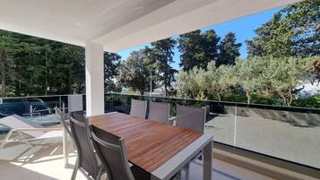 Luxury-Apartment, Poolblick, am Strand | Speisen im Freien
