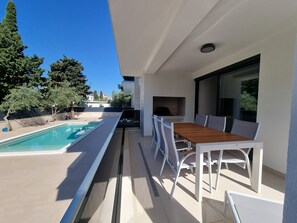 Luxury-Apartment, Poolblick, am Strand | Speisen im Freien