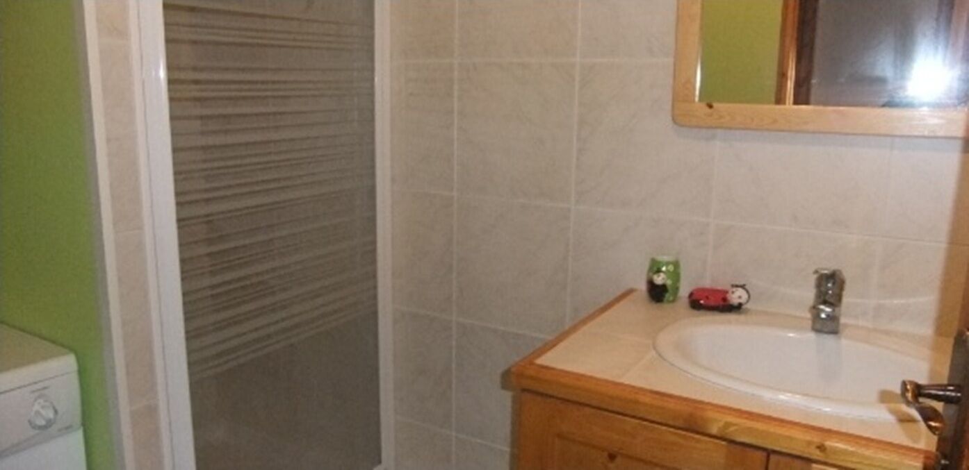 Sèche-cheveux, serviettes fournies, papier toilette