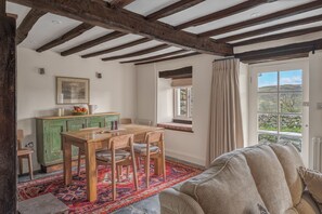 Smart TV, fireplace, books - Scarr Head Cottage, a beautiful, detached stone cottage for 5 guests in an idyllic Lake District set (Coniston)