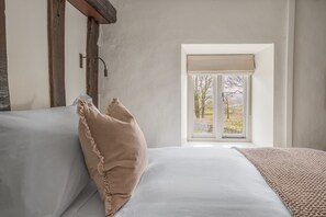 3 bedrooms, iron/ironing board, free WiFi, bed sheets - Scarr Head Cottage, a beautiful, detached stone cottage for 5 guests in an idyllic Lake District set (Coniston)