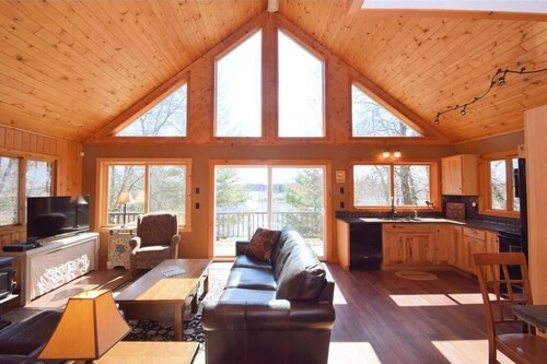 Cozy 4-bedroom Cabin with Hot Tub overlooking Birch Island Lake