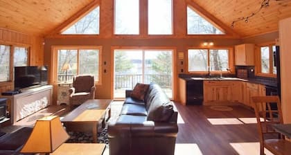 Cozy 4-bedroom Cabin with Hot Tub overlooking Birch Island Lake