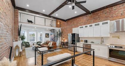 Luxury 7BR Rowhouse w/Rooftop, Yard & Parking Near U St