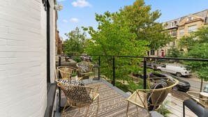 Outdoor dining - Luxury 7BR Rowhouse with Rooftop, Patio & Parking (Washington)