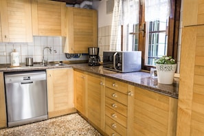 Kühlschrank, Mikrowelle, Ofen, Geschirrspüler
