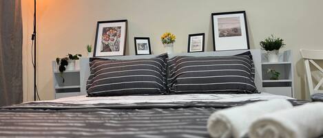 Bureau, espace de travail pour ordinateur portable