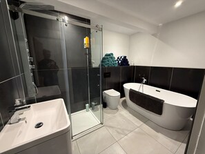 Shower, hair dryer, towels, soap - Kiwi Pines Forest Retreat, your home away from home amongst the trees.  (Saint Leonards)